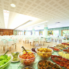 Sala da pranzo spaziosa con buffet di cibi vari.