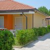 Villette a schiera con tetti rossi e giardino curato.