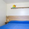 Camera da letto con letto matrimoniale e copriletto blu.