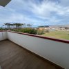 Balcone con vista su alberi e campagna.