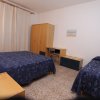 Camera con letto matrimoniale e singolo.
