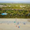 Una spiaggia con acqua cristallina e sabbia chiara sotto un cielo blu.