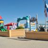 Parco giochi colorato con scivoli e strutture gonfiabili.