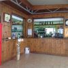 Bar in legno con bevande e decorazioni.