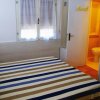 Camera da letto con bagno, arredamento sobrio.