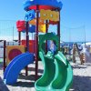 Gioco colorato per bambini su sabbia.