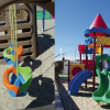 Giochi colorati su sabbia in spiaggia.