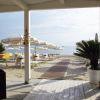 Spiaggia con ombrelloni e lettini, vista mare.