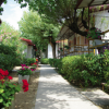 Sentiero tra bungalow e fiori colorati.