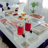 Buffet con colazioni varie e bevande.