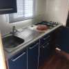 Cucina stretta con fornelli e lavello.