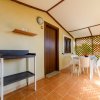 Veranda con tavolo, sedie e scaffale, porta sul lato.
