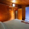 Stanza con letto matrimoniale e armadio blu.