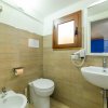 Bagno con lavandino, bidet e WC.