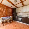 Cucina con tavolo e sedie, grata in legno.