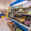 Scaffali di frutta e verdura in un supermercato.