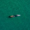 Due persone in un kayak e uno stand-up paddle in acqua turchese, viste dall'alto.