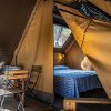 Interno di tenda glamping con area pranzo.