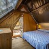 Stanza glamping con letto, vista esterna aperta.