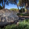 Un grande blocco di pietra con la scritta decorativa 