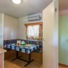 Interno di una casa mobile con tavolo apparecchiato.