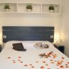 Camera matrimoniale con petali di rosa sul letto, luci soffuse e decorazioni delicate.