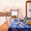 Cucina luminosa con tavolo apparecchiato.