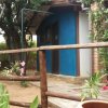 Casa blu con giardino e staccionata di legno.