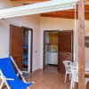 Patio con tavolo rotondo e sedia a sdraio blu.