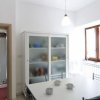 Sala da pranzo con armadio e accesso alla doccia.