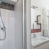 Bagno con doccia e decorazioni rosse.