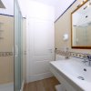 Un bagno con doccia e decorazioni colorate.