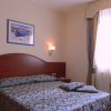 Una camera da letto con letto matrimoniale e finestra.