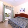 Camera da letto con letto matrimoniale e balcone.