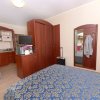 Camera con letto matrimoniale e armadio.