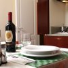 Tavola apparecchiata con vino rosso.