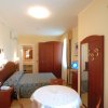 Camera con letto, armadio e tavolo rotondo.