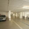 Garage con auto e biciclette parcheggiate.
