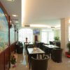 Sala lounge con tavoli e sedie di vimini.