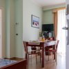 Vista di una sala da pranzo elegante con tavolo.