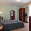 Camera con letto matrimoniale e armadio.