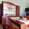 Cucina moderna con tavolo in legno e pane su tagliere.