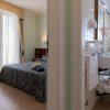 Camera da letto e bagno separati da parete.