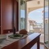 Tavolo apparecchiato con vista sul balcone e mare.