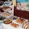 Buffet colazione con dolci e frutta.