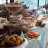 Buffet colazione con frutta e cereali.