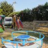 Area giochi per bambini con scivoli colorati.