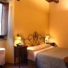 Camera da letto con letto matrimoniale e televisore.