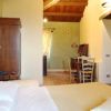 Camera con letto, armadio in legno e tavolo vicino alla finestra.