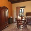Cucina rustica con tavolo e mobili in legno.